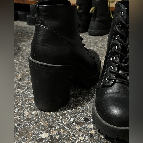 DIVIDED: Goth/alternative/edgy short length boots - Picture 5 of 8